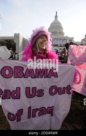 PAS DE FILM, PAS DE VIDÉO, PAS de télévision, PAS DE DOCUMENTAIRE - un manifestant contre la guerre brave le froid sur le National Mall pour l'inauguration de Barack Obama comme le 44e président américain à Washington, D.C., Etats-Unis le mardi 20 janvier 2009. Photo de Brian Baer/Sacramento Bee/MCT/ABACAPRESS.COM Banque D'Images