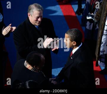 PAS DE FILM, PAS DE VIDÉO, PAS de télévision, PAS DE DOCUMENTAIRE - l'ancien vice-président Al Gore applaudit le président élu Barack Obama lorsqu'il arrive à son investiture sur le front ouest du Capitole des États-Unis à Washington, DC, USA le 20 janvier 2009. Obama devient le premier afro-américain à être élu président dans l'histoire des États-Unis. Photo de Chuck Kennedy/MCT/ABACAPRESS.COM Banque D'Images