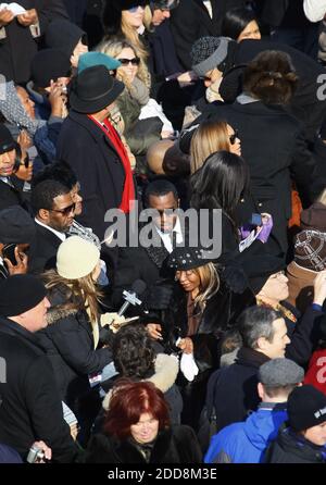 PAS DE FILM, PAS DE VIDÉO, PAS de TV, PAS DE DOCUMENTAIRE - Sean 'Diddy' Combs, centre, arrive au Capitole des États-Unis avant l'inauguration de Barack Obama comme 44e président des États-Unis à Washington, DC, Etats-Unis le 20 janvier 2009. Obama devient le premier afro-américain à être élu président dans l'histoire des États-Unis. Photo de Harry E. Walker/MCT/ABACAPRESS.COM Banque D'Images