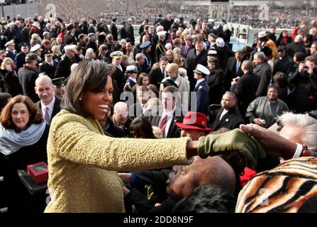 PAS DE FILM, PAS DE VIDÉO, PAS de TV, PAS DE DOCUMENTAIRE - la première dame Michelle Obama s'adresse aux invités après que son mari, le président Barack Obama, a été assermenté en tant que 44e président américain au Capitole des États-Unis à Washington, D.C., Etats-Unis le 20 janvier 2009. Obama devient le premier afro-américain à être élu président dans l'histoire des États-Unis. Photo Pool/MCT/ABACAPRESS.COM Banque D'Images