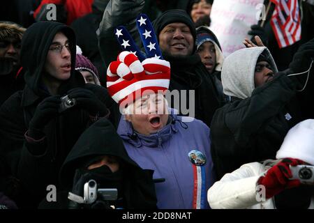 PAS DE FILM, PAS DE VIDÉO, PAS de TV, PAS DE DOCUMENTAIRE - les spectateurs regardent l'inauguration de Barack Obama, le 44e Président des Etats-Unis, à Washington, D.C., Etats-Unis, le 20 janvier 2009. Photo de Ted Richardson/Raleigh News & observer/MCT/ABACAPRESS.COM Banque D'Images