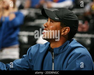 PAS DE FILM, PAS DE VIDÉO, PAS de TV, PAS DE DOCUMENTAIRE - Tiger Woods montres de son siège en cour pendant le match de Boston Celtics à Orlando Magic NBA à l'Amway Arena à Orlando, FL, USA le 22 janvier 2009. Boston Celtics a gagné 90-80. Photo de Stephen M. Dowell/Orlando Sentinel/MCT/Cameleon/ABACAPRESS.COM Banque D'Images