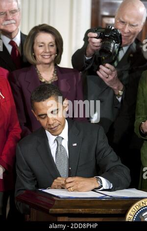 PAS DE FILM, PAS DE VIDÉO, PAS de TV, PAS DE DOCUMENTAIRE - le président américain Barack Obama signe la loi Lilly Ledbetter Fair Pay, à la Maison Blanche à Washington, D.C., Etats-Unis le jeudi 29 janvier 2009. Ledbetter est une femme de l'Alabama qui a découvert après 19 ans au travail chez Goodyear tire & Rubber Co. Qu'elle était la superviseure la moins bien payée de son usine, bien qu'elle ait plus d'expérience que plusieurs collègues masculins. La Loi sur la juste rémunération de Lilly Ledbetter restaure womenÕs capacité de contester les inégalités de rémunération. Photo de Chuck Kennedy/MCT/ABACAPRESS.COM Banque D'Images