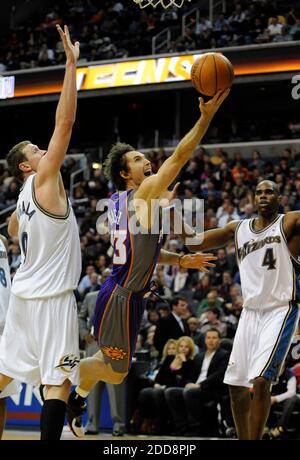 PAS DE FILM, PAS DE VIDÉO, PAS de TV, PAS DE DOCUMENTAIRE - le gardien de Phoenix Suns Steve Nash, au centre, les divisions entre les défenseurs des Washington Wizards Darius Songaila, à gauche, et Antawn jamison (4) sur un trajet vers le panier pendant le deuxième trimestre d'action au Verizon Center à Washington, DC, USA le 26 janvier 2009. Les Suns ont vaincu les Wizards, 103-87. Photo de Chuck Myers/MCT/ABACAPRESS.COM Banque D'Images