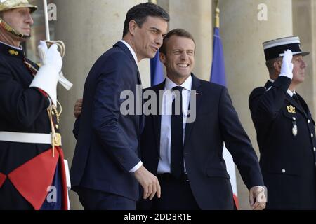 Le Président français Emmanuel Macron accueille le nouveau Premier ministre espagnol Pedro Sanchez avant leur rencontre au Palais Elysée à Paris, France, 23 juin 2018. Photo par Eliot Blondt/ABACAPRESSC.OM Banque D'Images