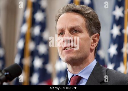 PAS DE FILM, PAS DE VIDÉO, PAS de télévision, PAS DE DOCUMENTAIRE - le secrétaire au Trésor Timothy Geithner parle lors d'une conférence de presse dans la salle des caisses du département du Trésor américain à Washington, D.C., le 10 février 2009. Geithner a annoncé mardi un plan visant à retirer 500 milliards de dollars d'actifs douteux des livres des banques en difficulté et à étendre un programme de la Réserve fédérale pour soutenir jusqu'à 1 billion de dollars en titres adossés à des actifs. Photo de Chuck Kennedy/MCT/ABACAPRESS.COM Banque D'Images