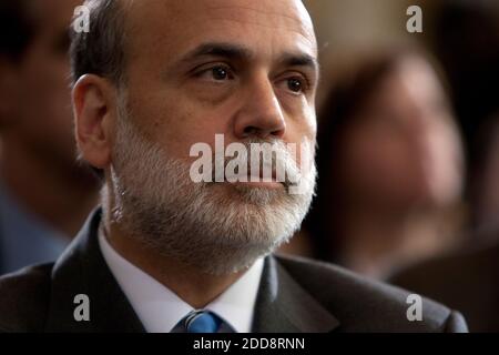 PAS DE FILM, PAS DE VIDÉO, PAS de télévision, PAS DE DOCUMENTAIRE - le président de la Réserve fédérale Ben Bernanke écoute le secrétaire au Trésor Timothy Geithner lors d'une conférence de presse dans la salle des caisses du département du Trésor américain à Washington, D.C., le 10 février 2009. Geithner a annoncé mardi un plan visant à retirer 500 milliards de dollars d'actifs douteux des livres des banques en difficulté et à étendre un programme de la Réserve fédérale pour soutenir jusqu'à 1 billion de dollars en titres adossés à des actifs. Photo de Chuck Kennedy/MCT/ABACAPRESS.COM Banque D'Images