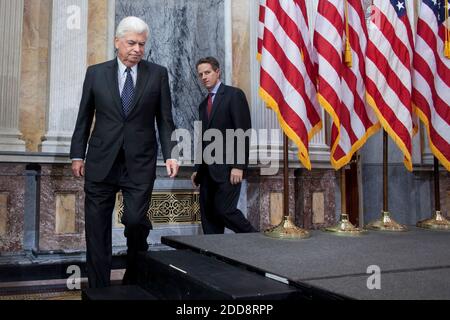 PAS DE FILM, PAS DE VIDÉO, PAS de TV, PAS DE DOCUMENTAIRE - le secrétaire au Trésor Timothy Geithner et le sénateur Chris Dodd (D-CT) assistent à une conférence de presse dans la salle des caisses du département du Trésor américain à Washington, D.C., le 10 février 2009. Geithner a annoncé mardi un plan visant à retirer 500 milliards de dollars d'actifs douteux des livres des banques en difficulté et à étendre un programme de la Réserve fédérale pour soutenir jusqu'à 1 billion de dollars en titres adossés à des actifs. Photo de Chuck Kennedy/MCT/ABACAPRESS.COM Banque D'Images