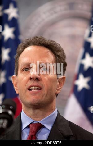 PAS DE FILM, PAS DE VIDÉO, PAS de télévision, PAS DE DOCUMENTAIRE - le secrétaire au Trésor Timothy Geithner parle lors d'une conférence de presse dans la salle des caisses du département du Trésor américain à Washington, D.C., le 10 février 2009. Geithner a annoncé mardi un plan visant à retirer 500 milliards de dollars d'actifs douteux des livres des banques en difficulté et à étendre un programme de la Réserve fédérale pour soutenir jusqu'à 1 billion de dollars en titres adossés à des actifs. Photo de Chuck Kennedy/MCT/ABACAPRESS.COM Banque D'Images