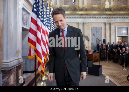 PAS DE FILM, PAS DE VIDÉO, PAS de télévision, PAS DE DOCUMENTAIRE - le secrétaire au Trésor Timothy Geithner laisse une conférence de presse dans la salle des caisses du département du Trésor américain à Washington, D.C., le 10 février 2009. Geithner a annoncé mardi un plan visant à retirer 500 milliards de dollars d'actifs douteux des livres des banques en difficulté et à étendre un programme de la Réserve fédérale pour soutenir jusqu'à 1 billion de dollars en titres adossés à des actifs. Photo de Chuck Kennedy/MCT/ABACAPRESS.COM Banque D'Images