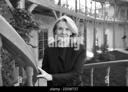 Présidente de l'établissement public du château, du musée et du domaine national de Versailles, Catherine Pegard pose lors de l'ouverture au public du Hameau de la Reine au château de Versailles, le 18 mai 2018 à Versailles, en France. Le hameau de la Reine construit par Richard Mique pour Marie-Antoinette entre 1783 et 1787 est un bâtiment du petit Trianon situé dans le parc du Château de Versailles. Ce hameau a été commandé pendant l'hiver 1782-1783 par la reine Marie-Antoinette qui voulait s'éloigner des contraintes de la cour de Versailles. Pho Banque D'Images