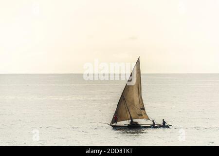 Bateau de pêche au lever du soleil à la plage de la baie de Watamu, Watamu, comté de Kilifi, Kenya Banque D'Images