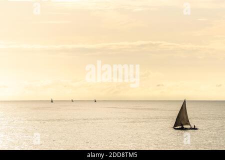 Bateau de pêche au lever du soleil à la plage de la baie de Watamu, Watamu, comté de Kilifi, Kenya Banque D'Images