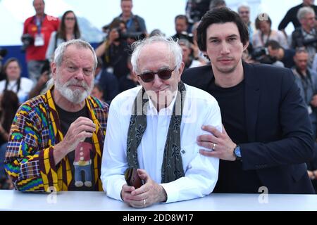Terry Gilliam, Jonathan Pryce et Adam chauffeur assistant à l'homme qui a tué Don Quichotte Photocall qui s'est tenu au Palais des Festivals dans le cadre du 71e Festival annuel de Cannes le 19 mai 2018 à Cannes, France. Photo d'Aurore Marechal/ABACAPRESS.COM Banque D'Images