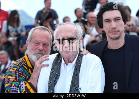 Terry Gilliam, Jonathan Pryce et Adam chauffeur assistant à l'homme qui a tué Don Quichotte Photocall qui s'est tenu au Palais des Festivals dans le cadre du 71e Festival annuel de Cannes le 19 mai 2018 à Cannes, France. Photo d'Aurore Marechal/ABACAPRESS.COM Banque D'Images