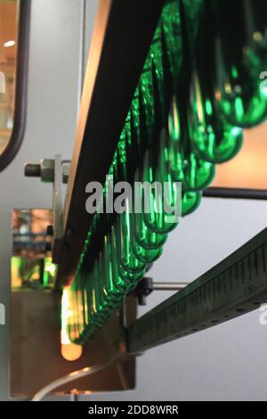 Une bouteille en plastique vert pour animaux se forme sur un convoyeur. Concept de production d'eau minérale en bouteille Banque D'Images