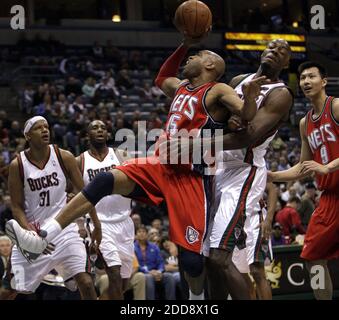 PAS DE FILM, PAS DE VIDÉO, PAS de TV, PAS DE DOCUMENTAIRE - Vince carter, centre des New Jersey nets, lutte contre le défenseur Francisco Elson des Milwaukee Bucks lors de l'activité de jeu au Bradley Center à Milwaukee, WI, USA le 3 mars 2009. Photo de Benny Sieu/Milwaukee Journal Sentinel/MCT/Cameleon/ABACAPRESS.COM Banque D'Images