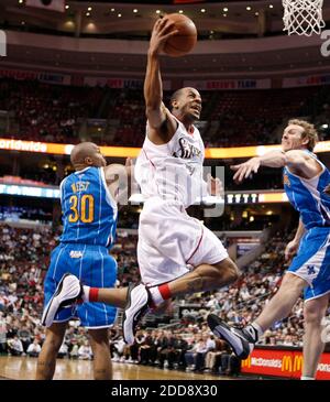 PAS DE FILM, PAS DE VIDÉO, PAS de TV, PAS DE DOCUMENTAIRE - Philadelphie 2009 ans Andre Iguodala scores entre les Hornets de la Nouvelle-Orléans David West, à gauche, et Sean Marks dans le troisième trimestre au Wachovia Center à Philadelphie, PA, USA le 2 mars. Miller a reçu une faute sur la pièce. Photo de Ron Cortes/Philadelphia Inquirer/MCT/Cameleon/ABACAPRESS.COM Banque D'Images