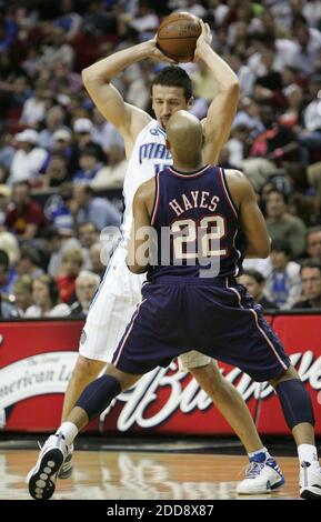 PAS DE FILM, PAS DE VIDÉO, PAS de TV, PAS DE DOCUMENTAIRE - Hedo Turkoglu d'Orlando Magic (15) tente de passer le ballon devant Jarvis Hayes de New Jersey nets (22) le vendredi 6 mars 2009, pendant la première moitié de l'action à l'Amway Arena d'Orlando, FL, USA le 6 mars 2009. Orlando Magic a gagné 105-102. Photo de Chad Pilster/Orlando Sentinel/MCT/Cameleon/ABACAPRESS.COM Banque D'Images