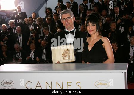 Le cinéaste Fabrice Aragno pose avec le prix spécial Palme d'Or au nom du réalisateur Jean-Luc Godard pour son film « The image Book » (le Livre d'image) Et Mitra Farahani se tient à côté de lui au photocall le gagnant de la Palme d'Or lors du 71e Festival annuel de Cannes au Palais des Festivals le 19 mai 2018 à Cannes, France. Photo de David Boyer/ABACAPRESS.COM Banque D'Images