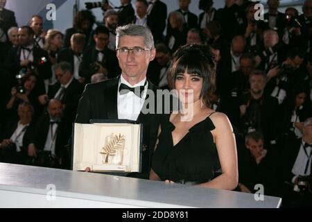 Le cinéaste Fabrice Aragno pose avec le prix spécial Palme d'Or au nom du réalisateur Jean-Luc Godard pour son film « The image Book » (le Livre d'image) Et Mitra Farahani se tient à côté de lui au photocall le gagnant de la Palme d'Or lors du 71e Festival annuel de Cannes au Palais des Festivals le 19 mai 2018 à Cannes, France. Photo de David Boyer/ABACAPRESS.COM Banque D'Images