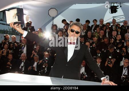 Le cinéaste Fabrice Aragno pose avec le prix spécial Palme d'Or au nom du réalisateur Jean-Luc Godard pour son film "The image Book" (le Livre d'image) au photocall le gagnant de la Palme d'Or lors du 71e Festival annuel du film de Cannes au Palais des Festivals, le 19 mai 2018 à Cannes, France. Photo de David Boyer/ABACAPRESS.COM Banque D'Images