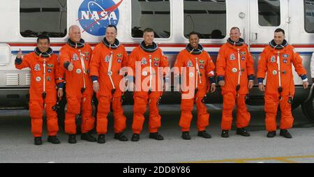 PAS DE FILM, PAS DE VIDÉO, PAS de TV, PAS DE DOCUMENTAIRE - navette spatiale Discovery, STS-119, astronautes (L-R) Koichi Wakata, du Japon, John Phillips, Richard Arnold, Steven Swanson, Joseph Acaba, pilote Tony Antonelli, Et le commandant Lee Archambault, posez pour une photo avant de monter à bord de l'astrovan au bâtiment des opérations et des check-out du Kennedy Space Center en Floride, aux États-Unis, le dimanche 15 mars 2009. L'équipage de sept membres du Discovery doit se retirer le dimanche soir. Photo de Red Huber/Orlando Sentinel/MCT/ABACAPRESS.COM Banque D'Images