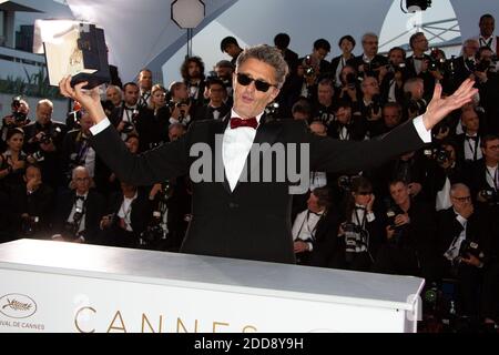 Le cinéaste Fabrice Aragno pose avec le prix spécial Palme d'Or au nom du réalisateur Jean-Luc Godard pour son film "The image Book" (le Livre d'image) au photocall le gagnant de la Palme d'Or lors du 71e Festival annuel du film de Cannes au Palais des Festivals, le 19 mai 2018 à Cannes, France. Photo de David Boyer/ABACAPRESS.COM Banque D'Images