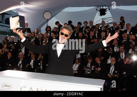 Le cinéaste Fabrice Aragno pose avec le prix spécial Palme d'Or au nom du réalisateur Jean-Luc Godard pour son film "The image Book" (le Livre d'image) au photocall le gagnant de la Palme d'Or lors du 71e Festival annuel du film de Cannes au Palais des Festivals, le 19 mai 2018 à Cannes, France. Photo de David Boyer/ABACAPRESS.COM Banque D'Images