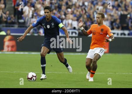 Raphael Varane, de France, affronte le Memphis Delay aux pays-Bas lors du match de football de l'UEFA Nations League France contre pays-Bas au Stade de France à Saint-Denis, banlieue de Paris, France, le 9 septembre 2018. La France a gagné 2-1. Photo de Henri Szwarc/ABACAPRESS.COM Banque D'Images