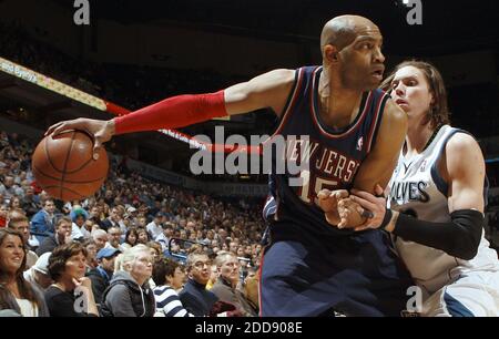 PAS DE FILM, PAS DE VIDÉO, PAS de télévision, PAS DE DOCUMENTAIRE - Minnesota Timberwoles Mike Miller (33) gardait les filets du New Jersey Vince carter (15) au quatrième trimestre au Target Center de Minneapolis, MN, États-Unis, le 29 mars 2009. Le Minnesota a battu le New Jersey 108-99. Photo de Carlos Gonzalez/Minneapolis Star Tribune/MCT/Cameleon/ABACAPRESS.COM Banque D'Images