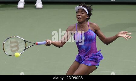 PAS DE FILM, PAS DE VIDÉO, PAS de TV, PAS DE DOCUMENTAIRE - venus Williams, des Etats-Unis, frappe le ballon à l'adversaire Anna-Lena Groenefeld, d'Allemagne, à l'Open de Sony Ericsson à Key Biscayne, FL, Etats-Unis, le 29 mars 2009. Photo de Patrick Farrell/Miami Herald/MCT/Cameleon/ABACAPRESS.COM Banque D'Images