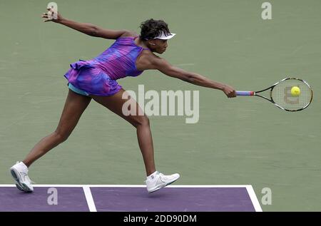 PAS DE FILM, PAS DE VIDÉO, PAS de TV, PAS DE DOCUMENTAIRE - venus Williams, des Etats-Unis, frappe le ballon à l'adversaire Anna-Lena Groenefeld, d'Allemagne, à l'Open de Sony Ericsson à Key Biscayne, FL, Etats-Unis, le 29 mars 2009. Photo de Patrick Farrell/Miami Herald/MCT/Cameleon/ABACAPRESS.COM Banque D'Images