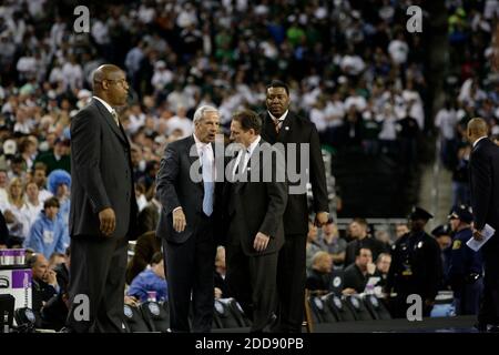 PAS DE FILM, PAS DE VIDÉO, PAS de TV, PAS DE DOCUMENTAIRE - Tom Izzo, entraîneur-chef de l'État du Michigan, parle à Roy Williams, entraîneur-chef de la Caroline du Nord, avant le début du championnat de basket-ball masculin NCAA contre la Caroline du Nord et l'État du Michigan à Ford Field à Detroit, MI, États-Unis, le 6 avril 2009. Photo de Mark Cornelison/Lexington Herald-leader/MCT/Cameleon/ABACAPRESS.COM Banque D'Images
