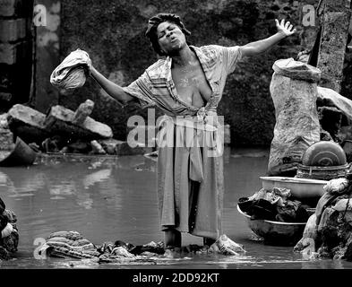 PAS DE FILM, PAS DE VIDÉO, PAS de TV, PAS DE DOCUMENTAIRE - photo de fichier datée du 4 septembre 2008 d'une femme frustrée dans les Gonaïves inondées, Haïti, qui essaie de nettoyer des vêtements et de la vaisselle dans l'eau boueuse. Haïti, classé depuis longtemps comme la nation la plus pauvre de l'hémisphère occidental, a vu son peuple flamber sous la cruauté d'une saison d'ouragan impitoyable en 2008. Quatre tempêtes consécutives ont frappé la nation insulaire, laissant dans leur sillage des morts effarantes et des destructions massives à un mode de vie déjà fragile. La photo a été prise par le photographe du Miami Herald Patrick Farrell, qui a remporté le Pulitzer 2009 pour Breakin Banque D'Images