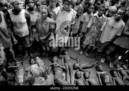 PAS DE FILM, PAS DE VIDÉO, PAS de TV, PAS DE DOCUMENTAIRE - photo de fichier datée du 7 septembre 2008 de onze des 12 corps d'enfants visibles aux pieds de certains des habitants dévastés de Cabaret, Haïti. Haïti, classé depuis longtemps comme la nation la plus pauvre de l'hémisphère occidental, a vu son peuple flamber sous la cruauté d'une saison d'ouragan impitoyable en 2008. Quatre tempêtes consécutives ont frappé la nation insulaire, laissant dans leur sillage des morts effarantes et des destructions massives à un mode de vie déjà fragile. La photo a été prise par le photographe du Miami Herald Patrick Farrell, qui a remporté le Pulitzer 2009 pour Breaki Banque D'Images