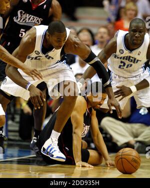 PAS DE FILM, PAS DE VIDÉO, PAS de TV, PAS DE DOCUMENTAIRE - The Orlando Magic Dwight Howard, à gauche, va pour une voleuse devant le Philadelphia 76ers's Andre Miller pendant la deuxième moitié du jeu 5 des séries de la NBA à Amway Arena à Orlando, FL, USA le 28 avril 2009. La magie battit les Sixers, 91-78. Photo de Ron Cortes/Philadelphia Inquirer/MCT/Cameleon/ABACAPRESS.COM Banque D'Images