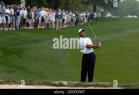 PAS DE FILM, PAS DE VIDÉO, PAS de TV, PAS DE DOCUMENTAIRE - Tiger Woods Chips a tourné le 10 lors de la ronde d'ouverture du Championnat Quail Hollow 2009 au Quail Hollow Club à Charlotte, NC, USA le 1er mai 2009. Photo de Todd Sumlin/Charlotte observer/MCT/Cameleon/ABACAPRESS.COM Banque D'Images