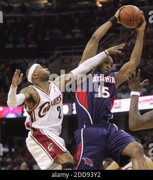 PAS DE FILM, PAS DE VIDÉO, PAS de TV, PAS DE DOCUMENTAIRE - le Cleveland Cavaliers Mo Williams, à gauche, défend sur une tentative de tir par les Atlanta Hawks 'Al Horford pendant la première moitié du jeu 1 de la Conférence de l'est à Quicken prêts Arena à Cleveland, OH, USA le 5 mai 2009. Les cavaliers ont battu les Hawks, 99-72. Photo de Phil Maturzo/Akron Beacon Journal/MCT/Cameleon/ABACAPRESS.COM Banque D'Images