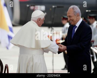 PAS DE FILM, PAS DE VIDÉO, PAS de télévision, PAS DE DOCUMENTAIRE - le Pape Benoît XVI, à gauche, est accueilli par le Président israélien Shimon Peres lorsqu'il arrive à l'aéroport Ben Gurion de tel Aviv, Israël, le lundi 11 mai 2009, dans le cadre de ses visites en Israël, en Jordanie et dans les territoires palestiniens. Photo par Flash 90/MCT/ABACAPRESS.COM Banque D'Images