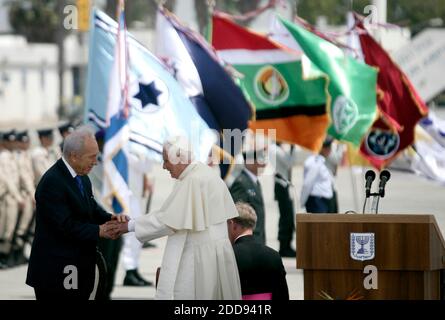 PAS DE FILM, PAS DE VIDÉO, PAS de télévision, PAS DE DOCUMENTAIRE - le Pape Benoît XVI, à gauche, est accueilli par le Président israélien Shimon Peres lorsqu'il arrive à l'aéroport Ben Gurion de tel Aviv, Israël, le lundi 11 mai 2009, dans le cadre de ses visites en Israël, en Jordanie et dans les territoires palestiniens. Photo par Flash 90/MCT/ABACAPRESS.COM Banque D'Images