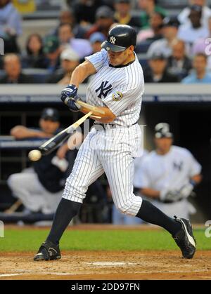 PAS DE FILM, PAS DE VIDÉO, PAS de TV, PAS DE DOCUMENTAIRE - New York Yankees a laissé Johnny Damon (18) brise sa batte en frappant au fond du troisième repas contre les ressortissants de Washington au Yankee Stadium dans Bronx, NY, USA le 17 juin 2009. Phorto par Christopher Pasatieri/Newsday/MCT/Cameleon/ABACAPRESS.COM Banque D'Images