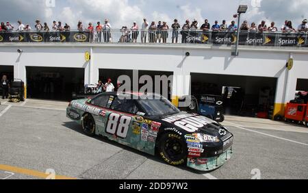 PAS DE FILM, PAS DE VIDÉO, PAS de TV, PAS DE DOCUMENTAIRE - le pilote Dale Earnhardt Jr, sort du garage de la Garde nationale au service de l'Amérique/AMP Energy Chevrolet (88) pendant la pratique de NASCAR Sprint Cup Series au circuit international de Daytona à Daytona Beach, FL, USA le 2 juillet 2009. Photo de Gary W. Green/Orlando Sentinel/MCT/Cameleon/ABACAPRESS.COM Banque D'Images