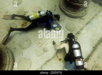 PAS DE FILM, PAS DE VIDÉO, PAS de TV, PAS DE DOCUMENTAIRE - Guy Gleichmann, de Pompano Beach (Bottom, R) plongée sous-marine a plongé pour voir l'enterrement des restes incinérés de sa mère, comme Jim Hutslar, de Neptune Memorial Reef, place soigneusement les restes incinérés d'Emma Gleichmann, Mélangé avec du ciment et placé dans un moule de mer avec une plaque de nom, à Neptune Memorial Reef sous la mer et à trois miles et quart de Key Biscayne, Floride, États-Unis le 18 juin 2009. Photo de Carey Wagner/South Florida Sun-Sentinel/MCT/ABACAPRESS.COM Banque D'Images