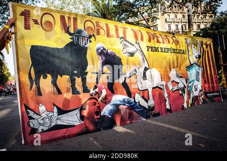 Des milliers de personnes assistent à une marche convoquée par le groupe pro-indépendantiste catalan Asamblea Nacional Catalana (ANC) à l'occasion des célébrations de la Journée nationale de la Catalogne (Diada) dans le centre-ville de Barcelone, dans le nord-est de l'Espagne, le 11 septembre 2018. Photo par Antonio Cascio/ABACAPRESS.COM Banque D'Images