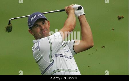 PAS DE FILM, PAS DE VIDÉO, PAS de TV, PAS DE DOCUMENTAIRE - l'Ireland Padraig Harrington regarde son deuxième tir sur le sixième trou lors de la troisième ronde aux Championnats du monde de golf Bridgestone Invitational au Firestone Country Club à Akron, Ohio, USA, le 8 août 2009. Photo de Ed Suba Jr./MCT/ABACAPRESS.COM Banque D'Images