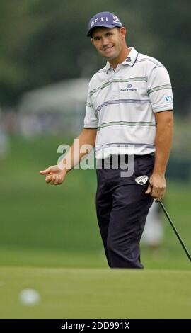 PAS DE FILM, PAS DE VIDÉO, PAS de TV, PAS DE DOCUMENTAIRE - l'Irlande Padraig Harrington essaie de cocooler sa puce sur le deuxième vert pour aller dans le bon sens pendant le troisième tour aux Championnats du monde de golf - Bridgestone Invitational au Firestone Country Club à Akron, Ohio, Etats-Unis le 8 août 2009. Photo de Ed Suba Jr./MCT/ABACAPRESS.COM Banque D'Images