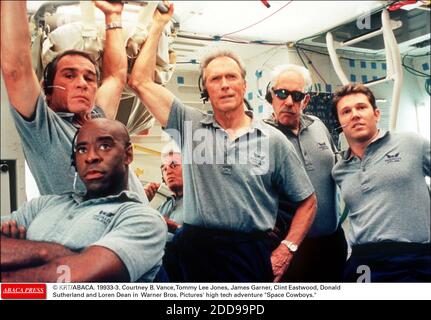 PAS DE FILM, PAS DE VIDÉO, PAS DE TV, PAS DE DOCUMENTAIRE - © KRT/ABACA. 19933-3. Courtney B. Vance, Tommy Lee Jones, James Garner, Clint Eastwood, Donald Sutherland et Loren Dean dans Warner Bros. Images de High Tech Adventure Space Cowboys. Banque D'Images