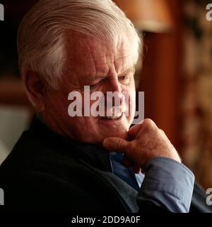 PAS DE FILM, PAS DE VIDÉO, PAS de TV, PAS DE DOCUMENTAIRE - le sénateur Ted Kennedy (D-ma) lors d'une interview exclusive dans sa résidence à Washington, D.C., Etats-Unis le 19 avril 2006. Le sénateur Edward M. Kennedy du Massachusetts, le dernier frère survivant d'une dynastie politique et l'un des sénateurs les plus influents de l'histoire, est décédé mardi soir à son domicile à Cape Cod après une lutte d'un an contre le cancer du cerveau. Il avait 77 ans. Photo de Chuck Kennedy/MCT/ABACAPRESS.COM Banque D'Images