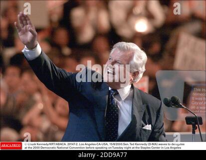 PAS DE FILM, PAS DE VIDÉO, PAS DE TV, PAS DE DOCUMENTAIRE - © CHUCK KENNEDY/KRT/ABACA. 20147-2. Los Angeles-CA-USA, 15/8/2000.Sau. Ted Kennedy (D-ma) fait la vague devant les délégués à la convention nationale démocratique de 2000 avant de parler mardi soir au Staples Center de Los Angeles Banque D'Images